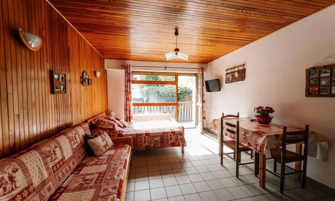 Valloire Apartment | 350m from ski slopes, 1st floor, view street, balcony, parking, tv, ski locker, 32m², Valloire