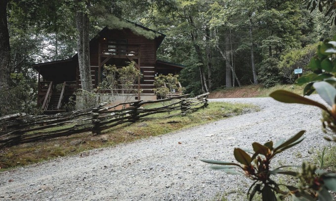 Purlear Cabin | 36 North | Blueberry Hideaway Cabin | Hot Tub