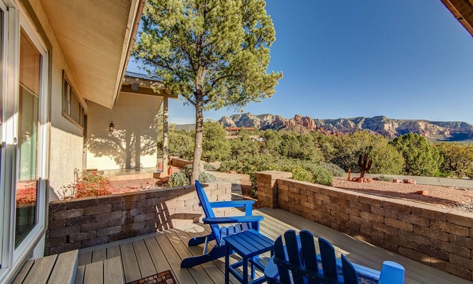 Uptown Sedona House | 360 Views, Gorgeous Furniture, Deck Dining & Sunsets!