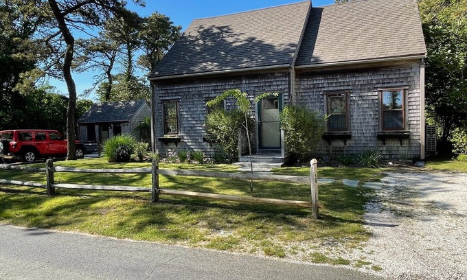 Eel Point House | 3B/2.5b Home Steps to Nature Preserve & 40th Pole Beach! Fenced Yard. Dogs OK!