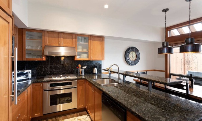 Village North Condo | 3BD/3BA Townhome with Private Hot Tub Near Village