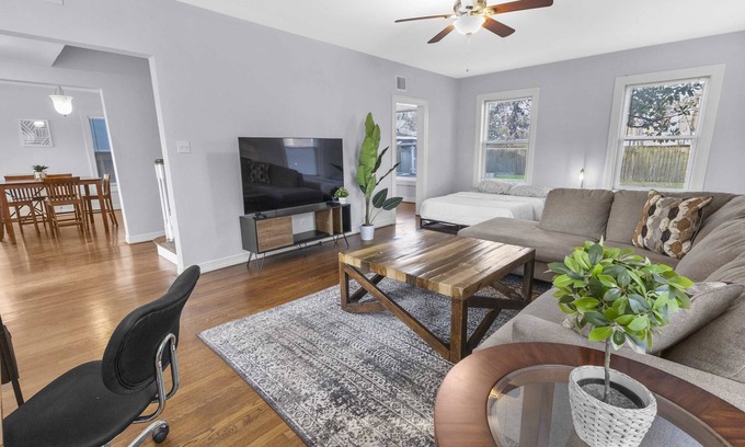 Riverside Terrace House | 3BD Historic Retreat: Parking, Fast Wi-Fi, L Groups