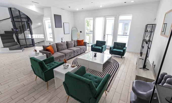 Greenway Plaza-Upper Kirby House | 3BD Montrose Luxe Home Near Med Center