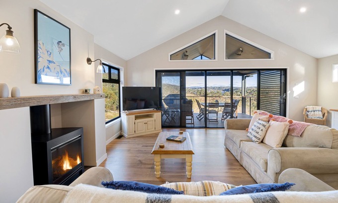 East Jindabyne House | 3bed 3bath house with lake views. 10mins from Jindabyne. 30 mins to ski tube