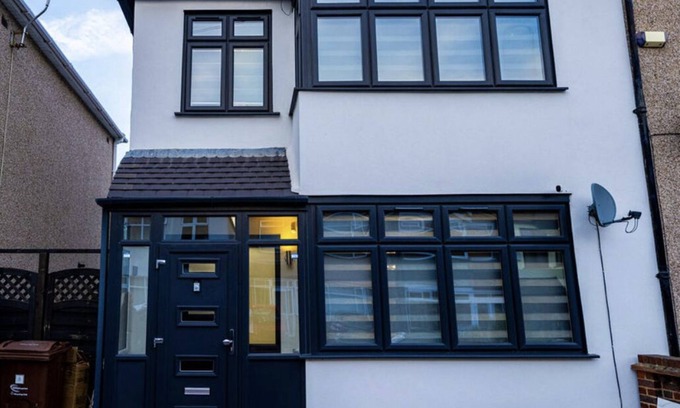 Heath House | 3bed rooms luxury home all rooms with Tv , sky America fridge ,