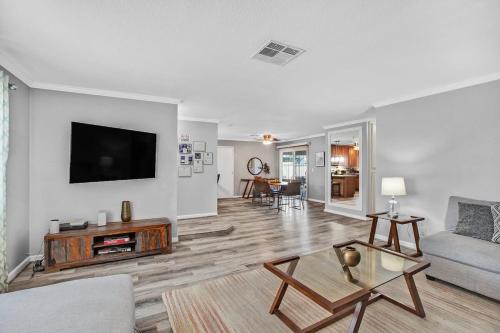 Highland Hills House | 3BR, 1 Story Home w Hot tub, Grill, Sleeps 6