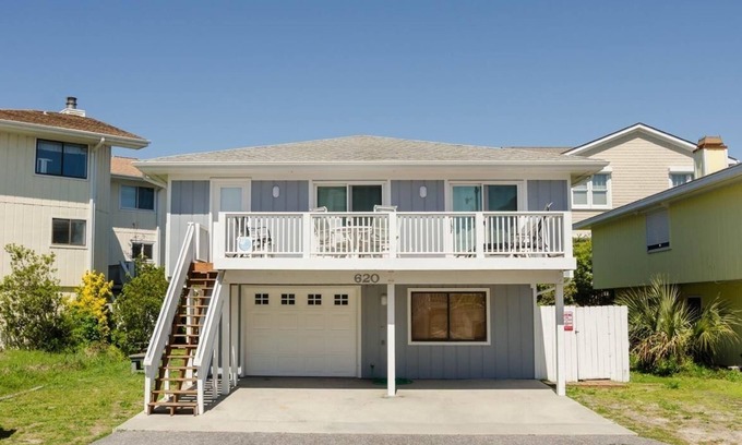 South End House | 3BR cottage with a short stroll to beach or sound!