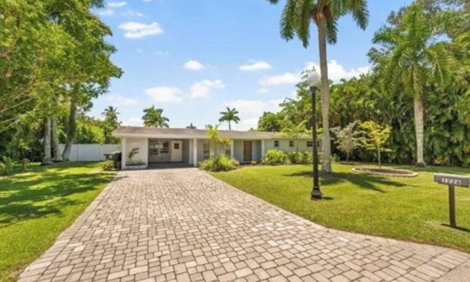 Fort Myers House | 3BR Escape in Fort Myers’ McGregor Area – WiFi, Gym, near downtown