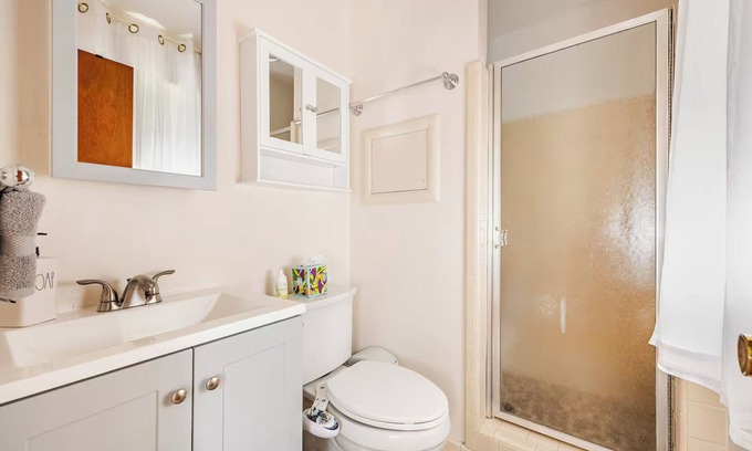 Idylwood House | 3BR Home -Free Parking, Metro, WiFi Kitchen Laundry, Kids, Near DC & Downtown