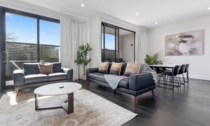 Malvern East House | 3BR home in Malvern East with queen beds, full kitchen, laundry, WiFi, climate control and parking. Perfect for families or groups with easy access to Chadstone shopping centre, Monash uni, cafes, parks, shops, direct public transport to city.