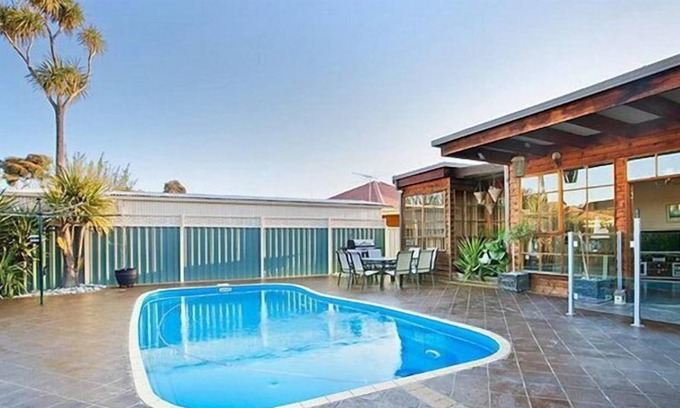 Altona North House | 3BR house with pool, close to city and beaches!