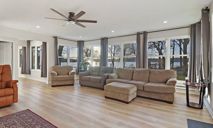 Ingleside House | 3BR Ingleside Home l Lakeview l Firepit
