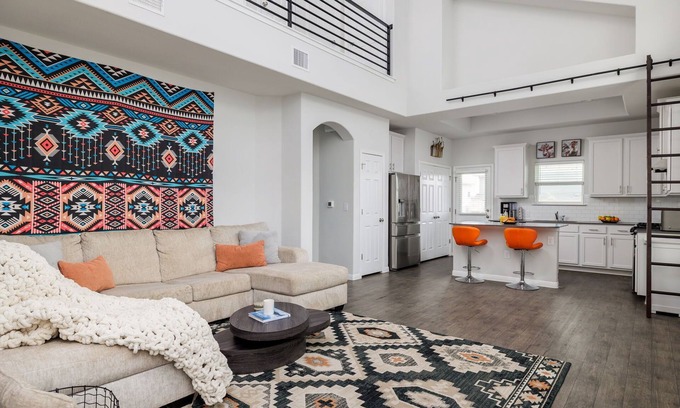 Austin House | 3BR, King Bed, Walk In Shower - The Grove