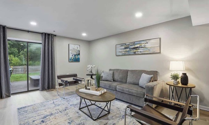 Bolingbrook House | 3BR + Near Mall + Fast WiFi | LCP Collection