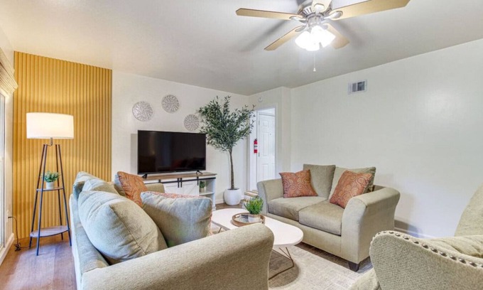 Garden City House | 3BR Near River St & Forsyth | Porch + Parking