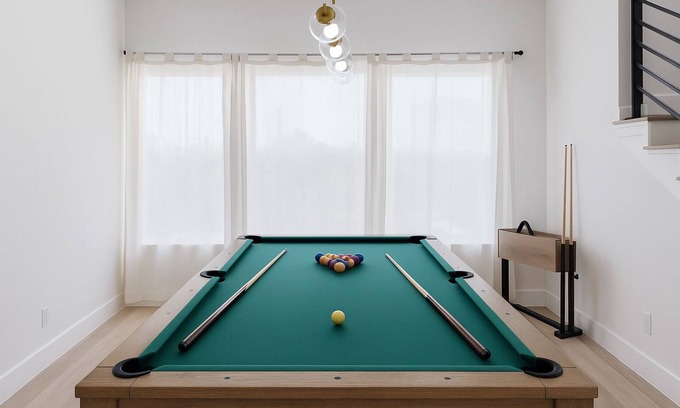 South Central Houston House | 3BR Rooftop fire-pit, Pool table, Ping Pong, Gym access + Kids Play area, & WiFi