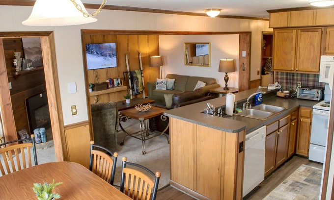 Snowshoe Condo | 3BR Summit Retreat, Short Walk to Village & Slopes