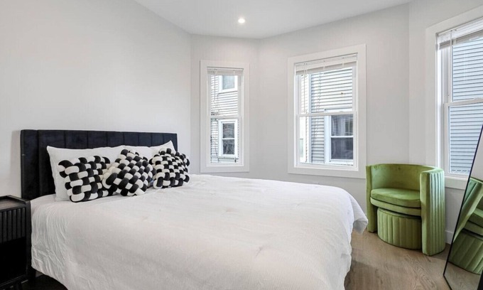 East Somerville Apartment | 3BR2Bth MIT/Harvard/TD Garden/BOS/3 Parking Spaces
