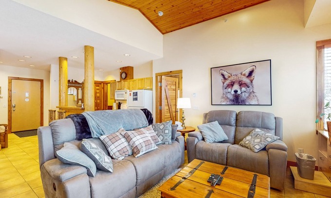 Big White Ski Resort Condo | 3rd-floor condo near lifts with hot tub, BBQ area, fireplace, pool table, & W/D