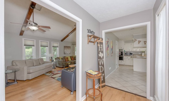 Southwood Valley House | 3rd NIGHT FREE! Sleeps 9 ! HUGE living area-common space, large deck & yard.