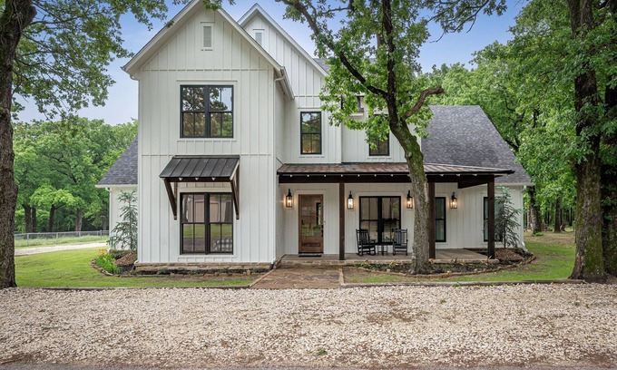 Kingston House | 4,750 Sq. Ft. Texoma Luxury Home w/Hot Tub