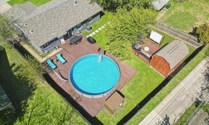 Richardson House | 4-BD Luxury Retreat | Pool, Grill, Outdoor Cinema