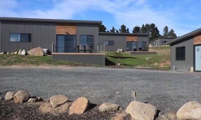East Jindabyne House | 4 Beautiful Modern Eco Cabins with Lake Views