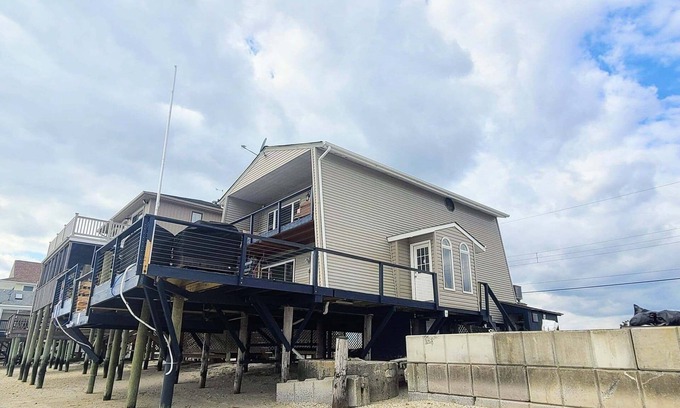 Downe House | 4 bed/2 bath Little piece of paradise! Pet friendly