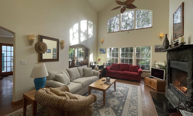 Volcano Cabin | 4 bed/4 bath Entire custom-built house 5 mins from Volcanoes National Park