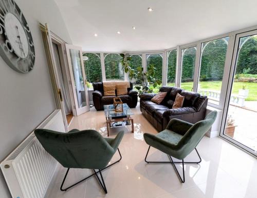 Muxton House | 4 Bed 4 Bathroom Home