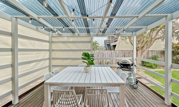 Tomakin House | 4-Bed Beach House with Garden & Alfresco Dining
