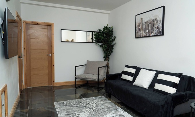 Failsworth House | 4 Bed Failsworth Home, 2.5 Bathrooms including Free Parking, Workspaces