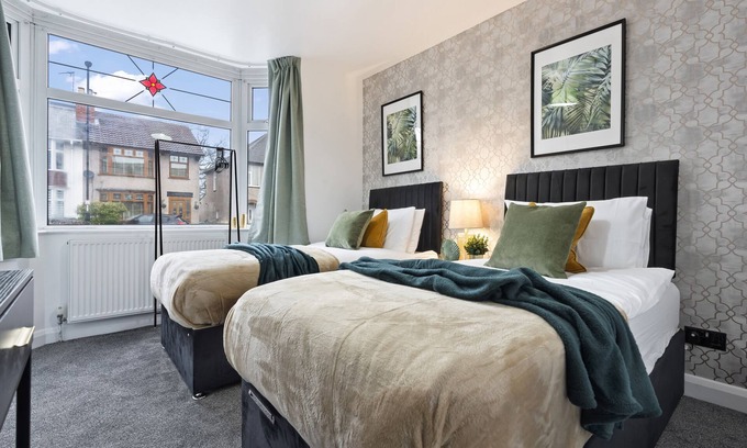 Wyken House | 4-Bed Home Coventry | Parking, Garden, Near Centre