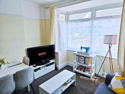 Horfield House | 4-Bed House - Fast WiFi, Self Check-In, Parking