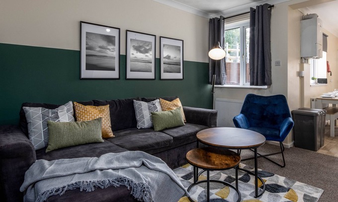 Southampton House | 4 Bed House with Driveway Parking