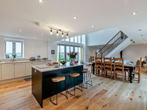 Brough House | 4 Bed in Howden 93496