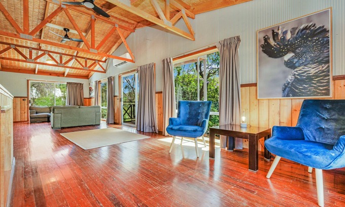Echuca House | 4 bed, Solar heated pool, bush outlook + only a 5 min walk to the CBD