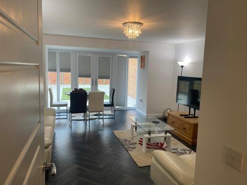 Basingstoke House | 4 Bed Station Garden House
