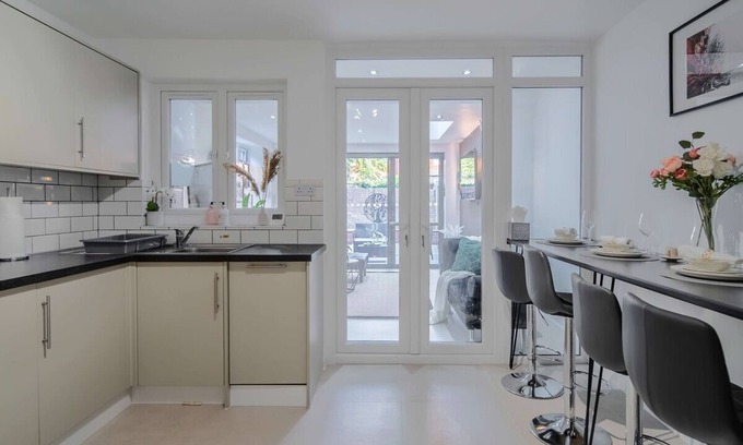 Ealing Common Apartment | 4 Bed Townhouse/Private Terrace/Parking