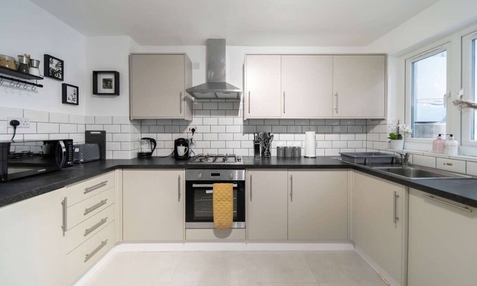 Ealing Common Apartment | 4 Bed Townhouse/Private Terrace/Parking