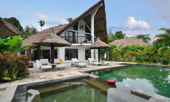 Umeanyar Villa | 4 bed villa directly on the beach. swimming pool with yacuzi