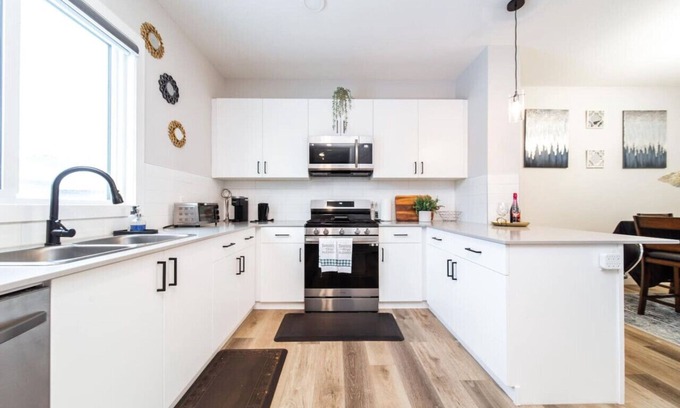 Southwest Edmonton House | 4 BEDRM Luxury 15 minsYEG/WEM