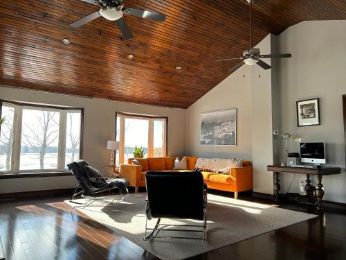 Lincoln Villa | 4 Bedrms, Indoor HotTub, Wineries & Niagara Falls