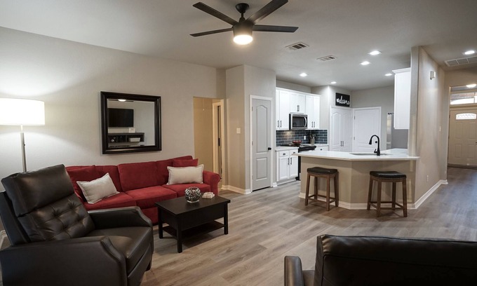Euless House | 4 Bedroom-2 King Beds GREAT location, minutes to AT&T Stadium and DFW Airport!