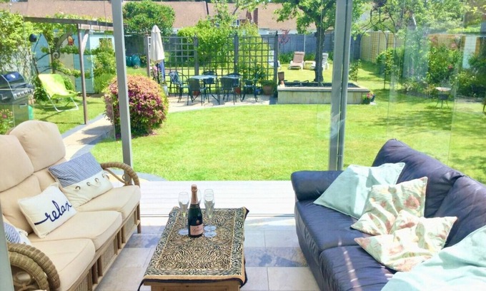 Highcliffe-on-Sea House | 4 bedroom, 3 bath, walk to the beach, golf, shops, pubs. New Forest 3 miles.