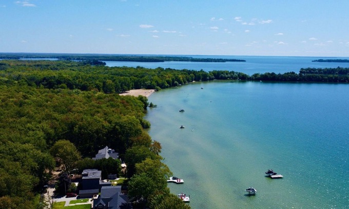 Ramara Cottage | 4 Bedroom, 7 bed Cottage - Sand and Crystal Clear Water, Lake Simcoe, Orillia