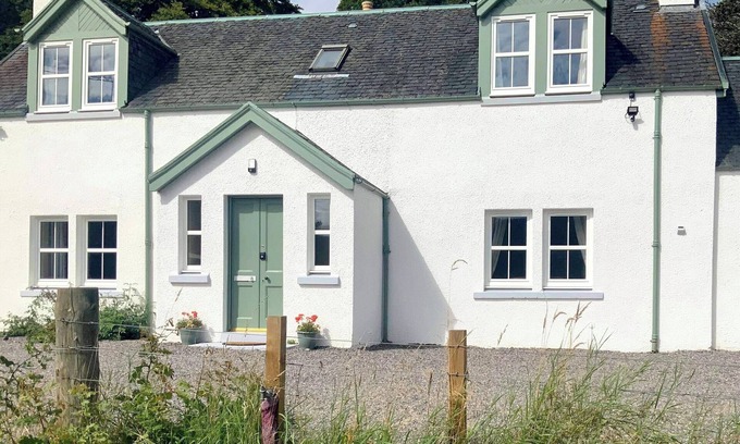 Scaniport Cottage | 4 bedroom accommodation in Scaniport, near Inverness
