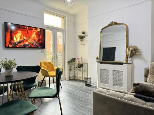 Anfield House | 4 Bedroom Anfield House, 7 beds, Free Parking, Garden - 5 mins to LFC, 15 mins to City Centre