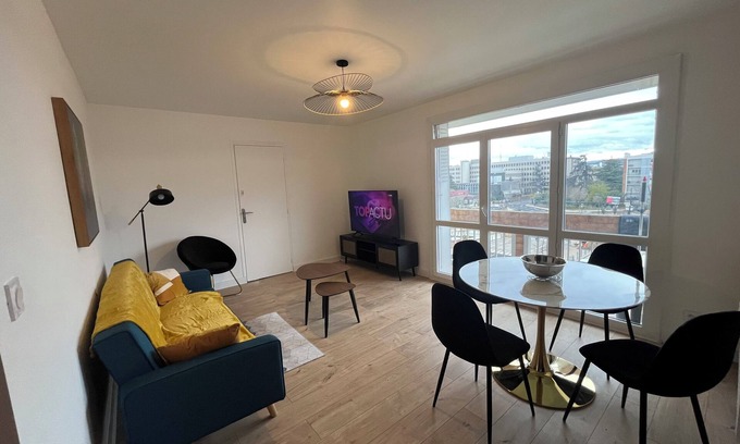 Bourg-les-Valence Apartment | 4 Bedroom Apartment, City Center