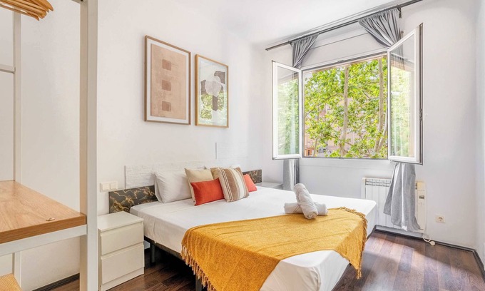 El Baix Guinardo Apartment | 4- Bedroom Apartment in Gracia Village